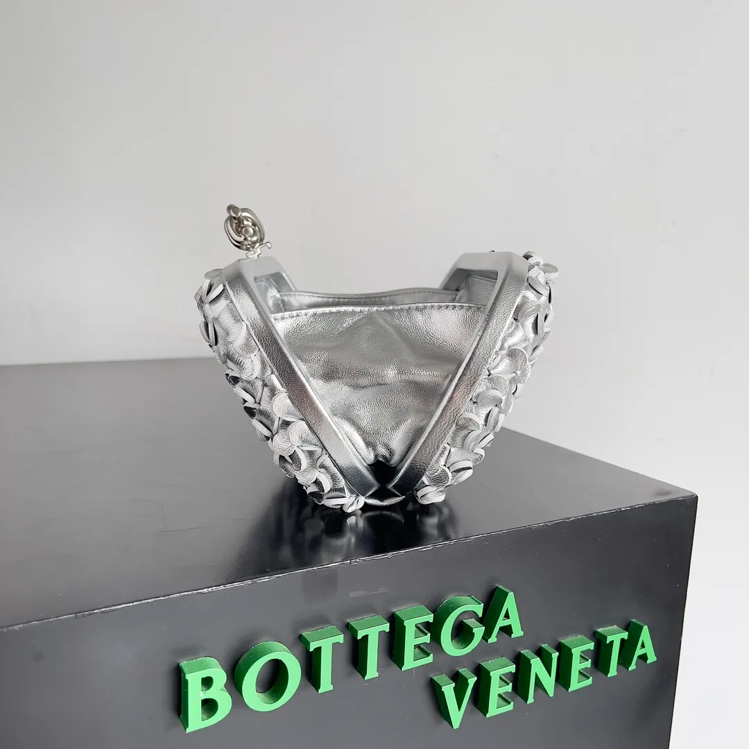 Batch 2060 Bottega Veneta 24 spring fashionable petal woven evening bag. No logo, no matter how shiny, this evening bag has gorgeous colors and eye-catching colors, and the forging of petal craftsmanship reveals the prosperity of spring. Original leather ➕ stainless steel hardware ➕ 24k real gold plating ➕ all handmade. Anyone who knows the history of our brand should have heard that the knot is a story of Bottega Veneta, and it is also one of the more important perfectly designed styles. Style number: 717622 Size: 20.5*6*12.5